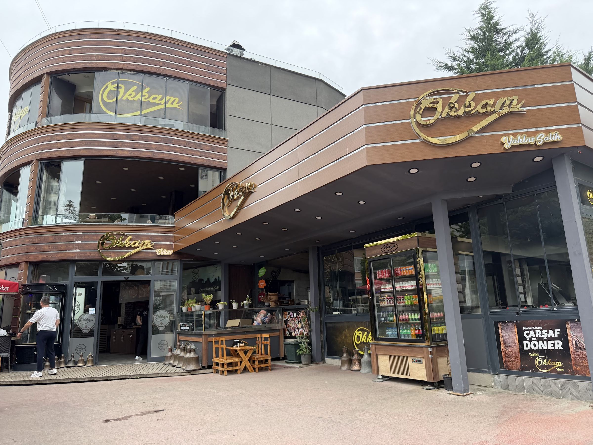 Okkam Restaurant'ın cephesi ve girişi